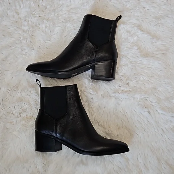 *SOLD* Chinese Filip Black Bootie, size 6, Like new with original box - Picture 3 of 12